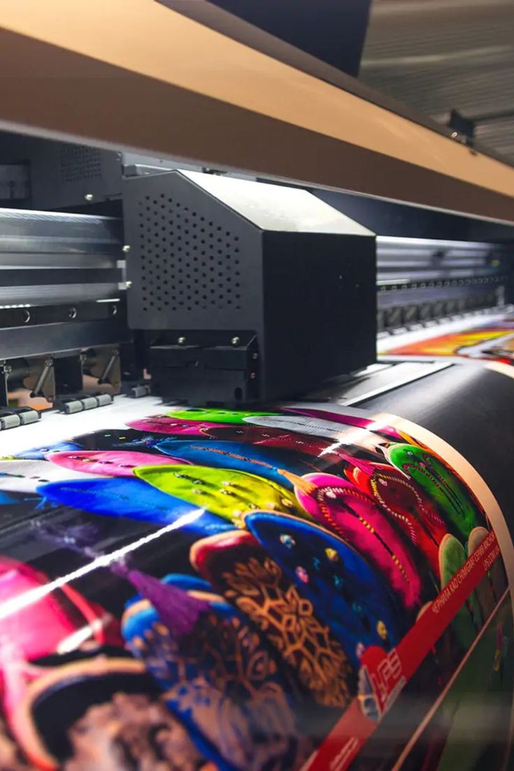 Imprimante grand format en train de produire des impressions colorées